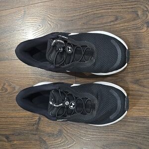 Women' size 8.5 in good contion sneakers.